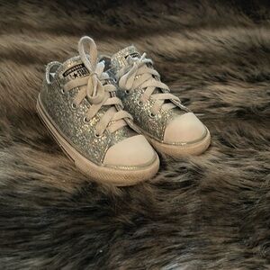 Converse all star girls size 8 low top silver glitter
